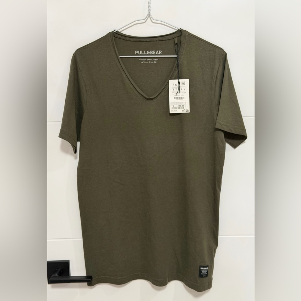 ✨NWT✨ Pull&Bear: V-Neck Short Sleeve Shirt (ptp approx 19.5in) - Size Small